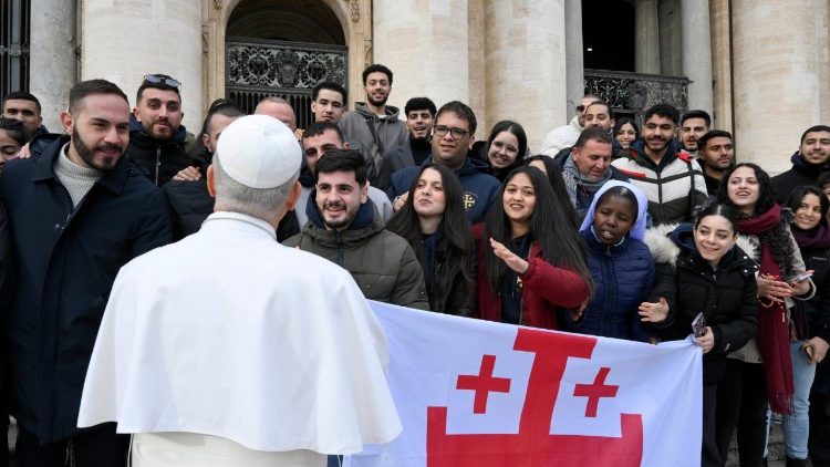 El Papa León saluda al grupo de jóvenes procedentes de Tierra Santa