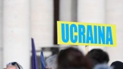 Na Náměstí sv. Petra se objevilo mnoho nápisů připomínajících země sužované válečnými konflikty