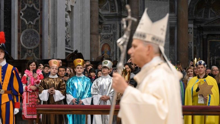 Bwana Mfalme wa kweli amezaliwa twende kumsujudia