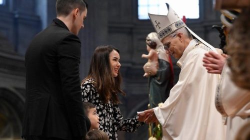 Papa: como Maria, caminhar desarmados e portadores de paz