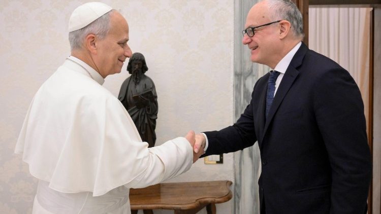 ቅዱስነታቸው አቶ ሮቤርቶ ጓልቲየርን በቫቲካን ሲቀበሉ