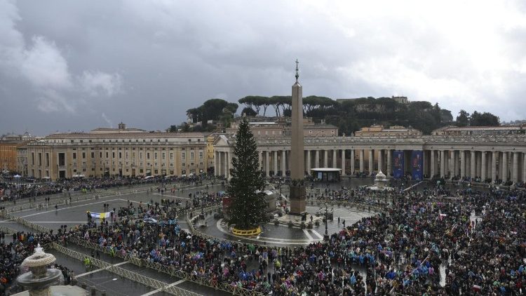 Piazza San Pietro gremita di fedeli