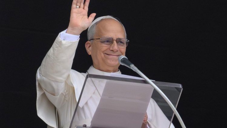 Lev XIV. zdraví poutníky při modlitbě Anděl Páně 4. ledna 2026