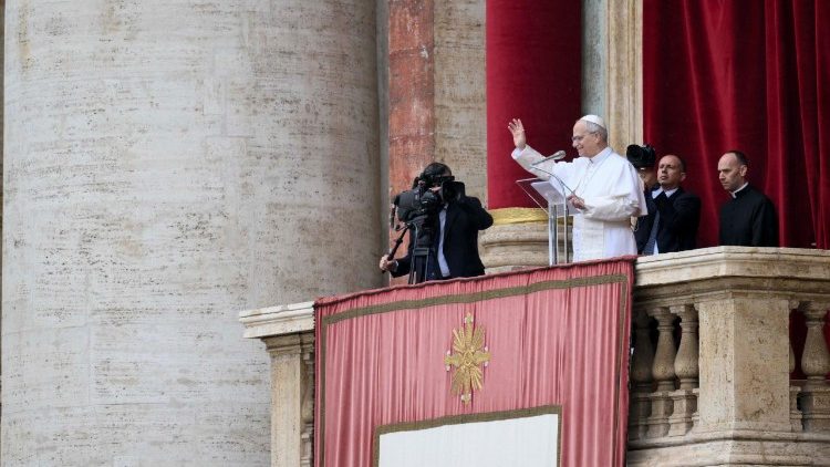 Leon XIV podczas modlitwy Anioł Pański.