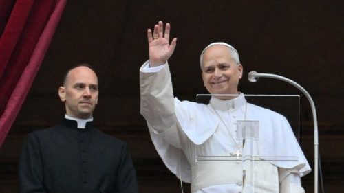 വിശുദ്ധ പത്രോസിന്റെ ബസലിക്കയുടെ മട്ടുപ്പാവിൽ നിന്നുകൊണ്ട് ലിയോ പതിനാലാമൻ പാപ്പാ ജനങ്ങളെ ആശീർവദിക്കുന്നു