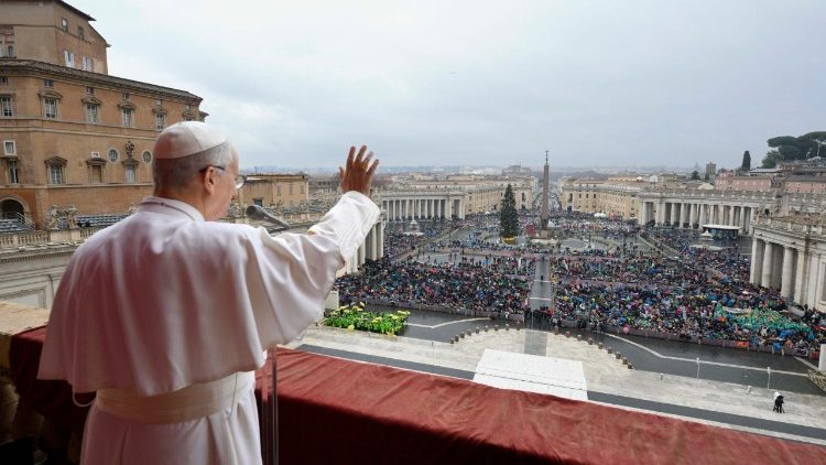 Папа Римский Лев XIV приветствует паломников на площади Св. Петра (Ватикан, 6 января 2026 г.)