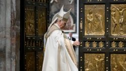 Papež Lev XIV. zavírá Svatou bránu, gesto, které zakončuje Svatý rok 2025