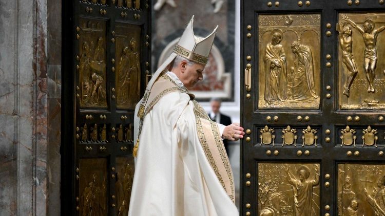 Papež Lev XIV. zavírá Svatou bránu, gesto, které zakončuje Svatý rok 2025