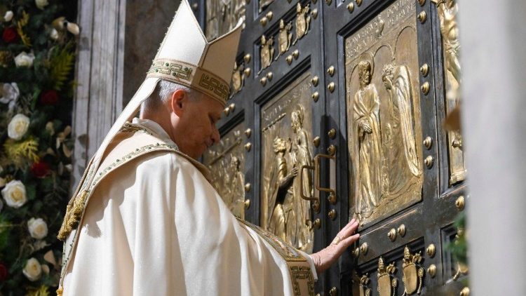 Pāvests aizver Svētā Pētera bazilikas Svētās durvis