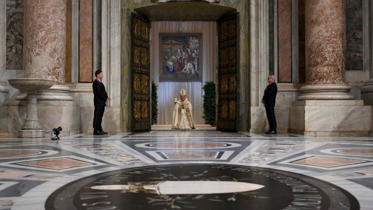 El Papa en oraci&oacute;n debajo de la Puerta Santa