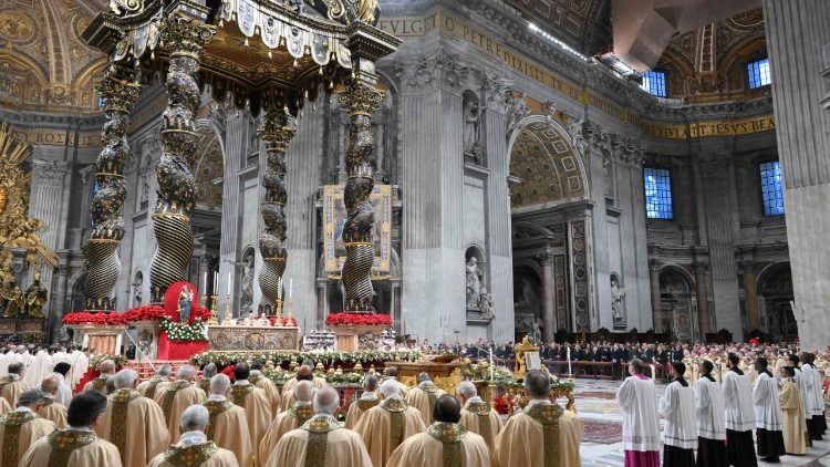 Missa na solenidade da Epifania do Senhor e fechamento da Porta Santa da Bas&iacute;lica de S&atilde;o Pedro