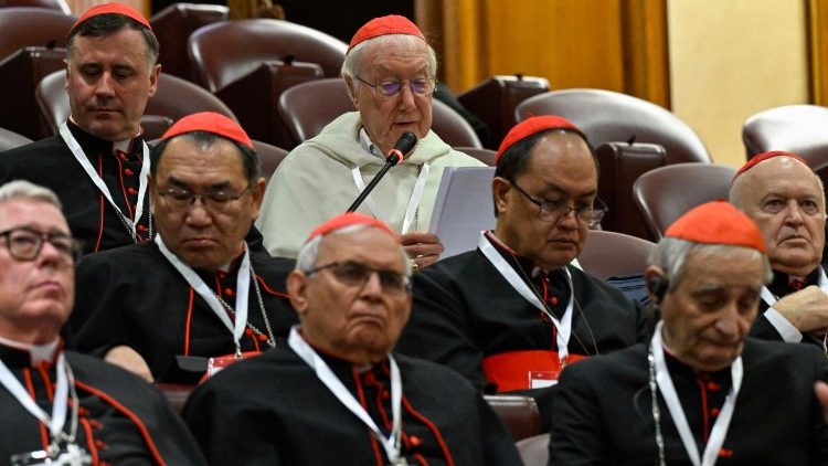 Кардынал Цімаці Рэдкліф прамаўляе падчас кансісторыя