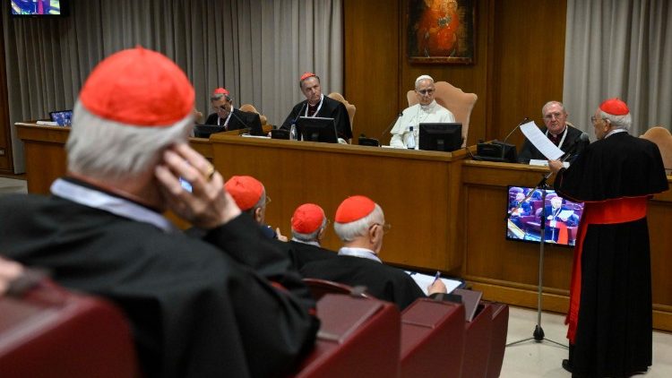 Tan&aacute;cskoz&aacute;s a szin&oacute;dusi aul&aacute;ban