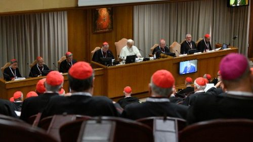 അസാധാരണ കൺസിസ്റ്ററിയിൽ ഒത്തുചേർന്ന് പരിശുദ്ധ പിതാവും കർദ്ദിനാൾ സംഘവും