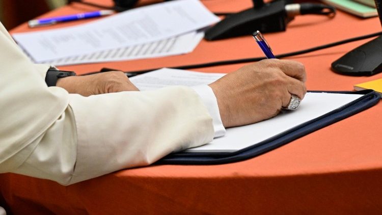 El Papa toma notas durante las presentaciones de los representantes de los grupos ling&uuml;&iacute;sticos (@Vatican Media)