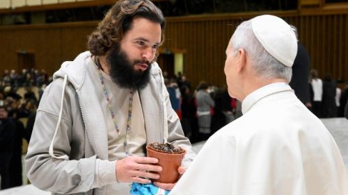 Adrián Ruiz Pelayo entrega una pequeña planta de ciprés al Santo Padre como símbolo de paz