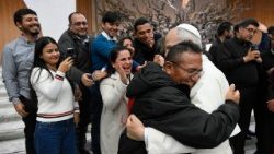 O abraço do Papa ao padre Javier Cajusol