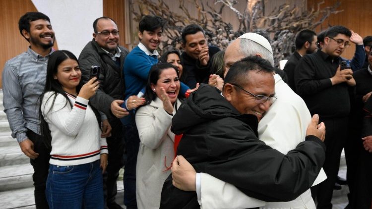 O abraço do Papa ao padre Javier Cajusol