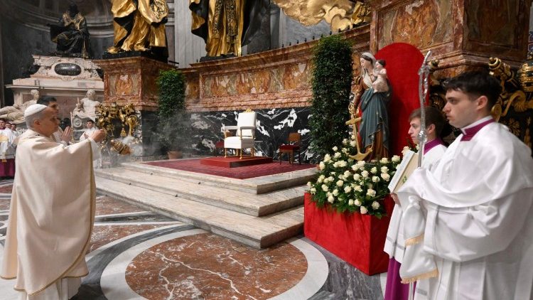 El Papa celebra la eucarist&iacute;a con los cardenales en el Altar de la C&aacute;tedra de la Bas&iacute;lica vaticana este jueves 8 de enero de 2026