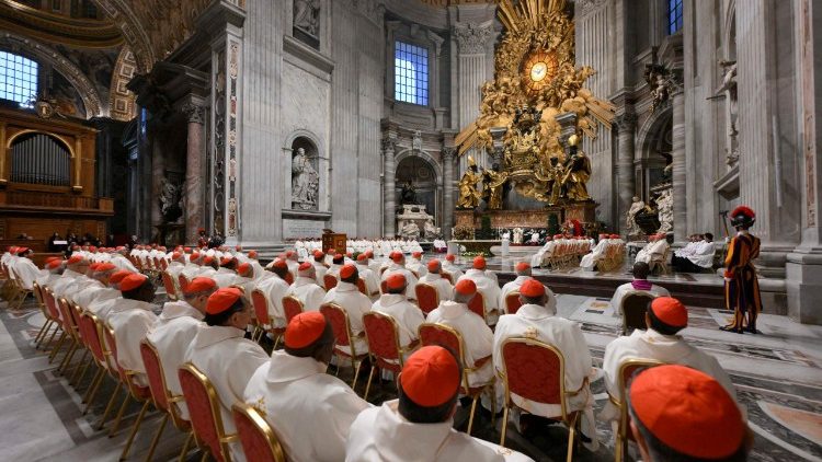 Kardinali okupljeni na misi s papom Lavom XIV.