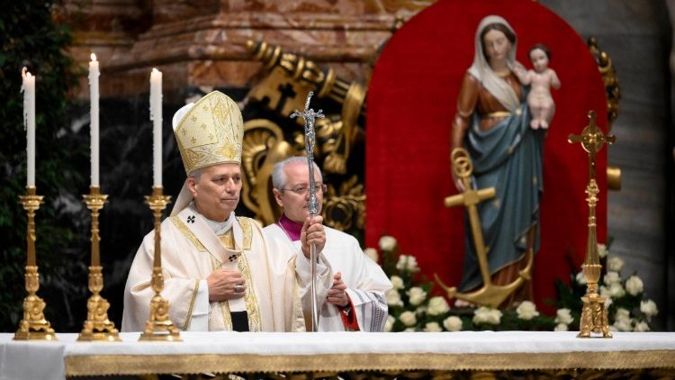 Papa celebra missa com os cardeais
