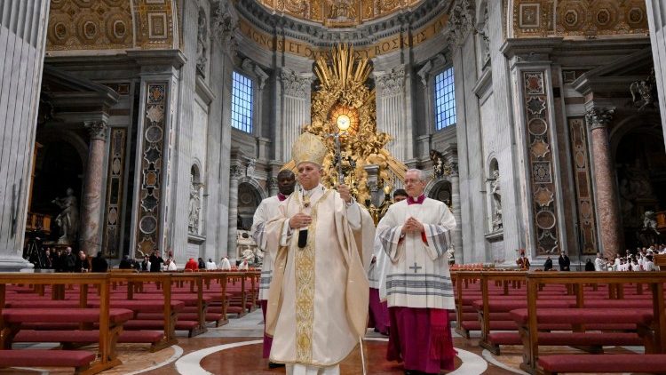 Liturgick&yacute; průvod v z&aacute;věru mše svat&eacute; s kardin&aacute;l v r&aacute;mci mimoř&aacute;dn&eacute; konzistoře, 8. ledna 2026