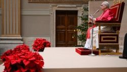 "Diplomacijo, ki spodbuja dialog in išče soglasje med vsemi stranmi, je zamenjala diplomacija, ki sloni na sili, bodisi posameznikov bodisi zavezniških skupin. Vojna je spet v modi in širi še vnema za vojno." 