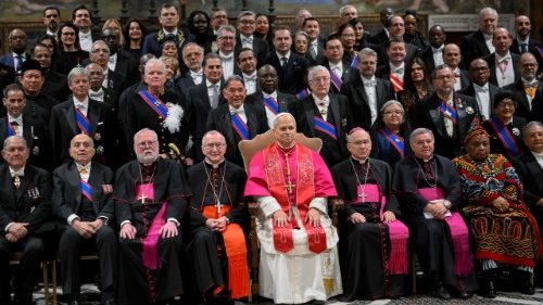 Папа дыпламатам: чалавецтву пагражае "кароткае замыканне" правоў