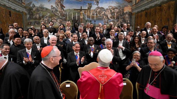 Échange de vœux entre le Pape et les ambassadeurs accrédités près le Saint-Siège.