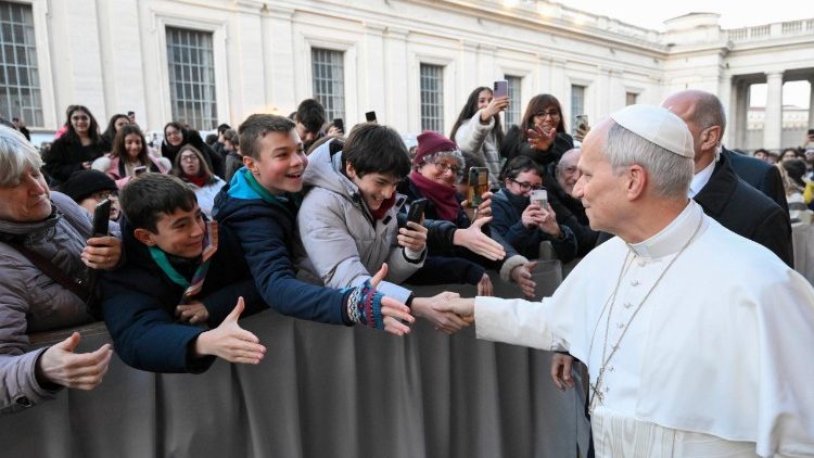 Il saluto a quanti seguono dai maxi schermo allestiti all'esterno 