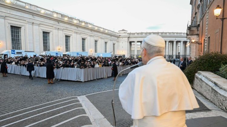 El Papa saluda a los chicos que siguieron el encuentro desde el Piazzale del Petriano, frente al Palacio del Santo Oficio