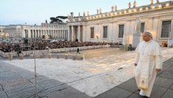 Papež Lev XIV. přichází na Svatopetrské náměstí, aby pozdravil mladé římské diecéze, na které nezbyla místa v Aule Pavla VI., sobota 10. ledna 2026