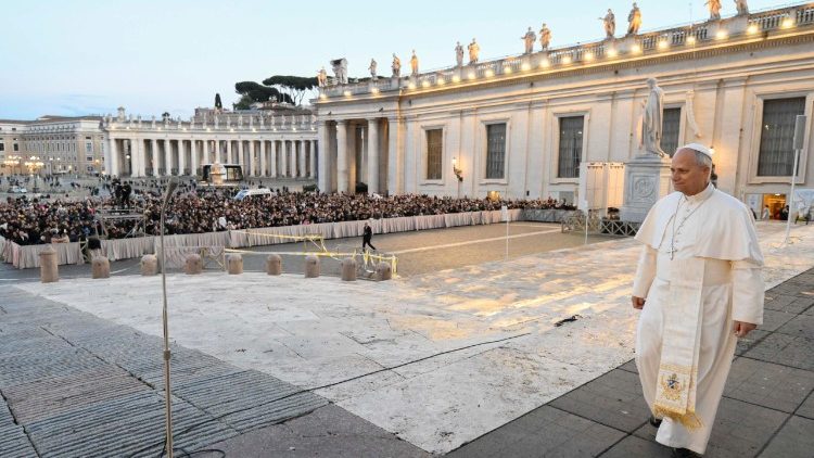 Papež Lev XIV. přichází na Svatopetrské náměstí, aby pozdravil mladé římské diecéze, na které nezbyla místa v Aule Pavla VI., sobota 10. ledna 2026