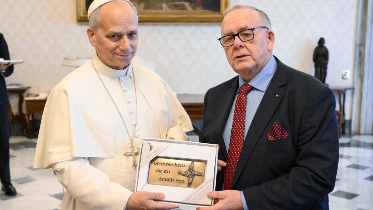 Леў XIV і Сеамус Боланд падчас аўдыенцыі ў Ватыкане