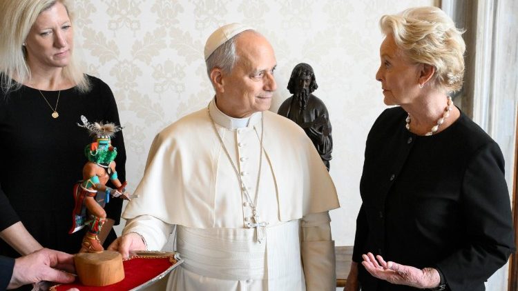 Papst Leo im Januar mit der damaligen Exekutivdirektorin des WFP, Cindy H. McCain (r.)