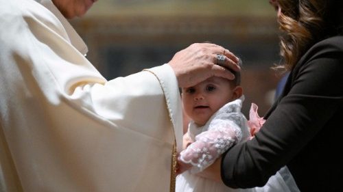El Papa bautiza a beb&eacute;s: “de sus padres reciben la vida y hoy reciben el sentido para vivirla”