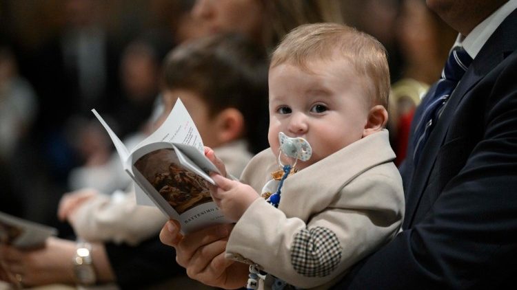 Uno dei 20 bambini oggi battezzati dal Papa
