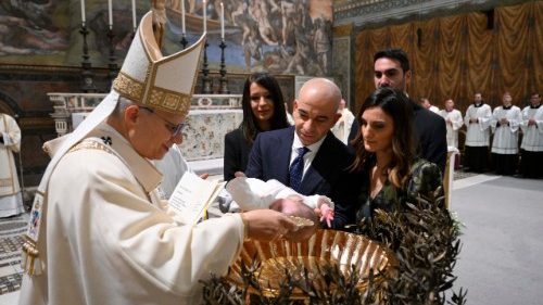 Pope baptizes 20 children: Now they have the meaning of life
