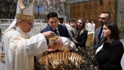 Lev XIV. křtí v Sixtinské kapli děti vatikánských zaměstnanců, 11. ledna 2026