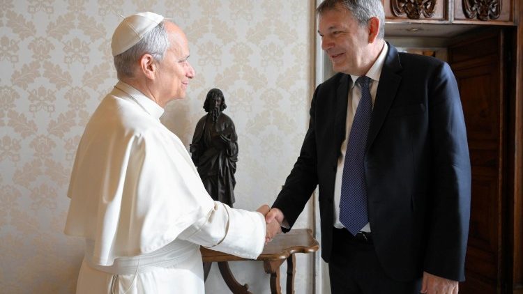 Lev XIV. a Philippe Lazzarini, komisař Agentury OSN pro pomoc palestinským uprchlíkům na Blízkém východě