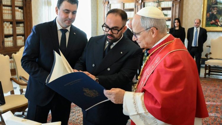 Папа Лъв XIV с капитаните-регенти на Република Сан Марино