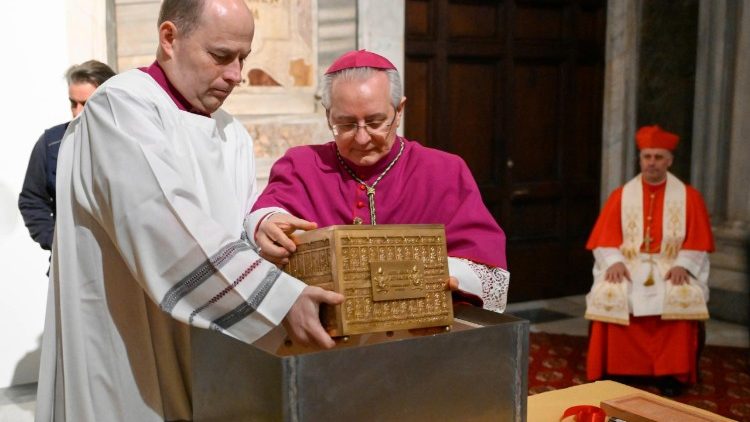Kapsuła umieszczona we wnętrzu muru z cegieł, zabezpieczającego Drzwi Święte