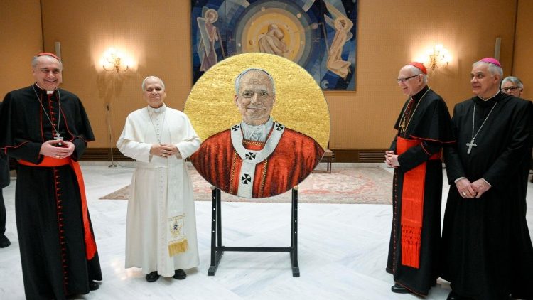 O Papa junto com o cardeal Gambetti, o cardeal Harvey e o abade Ogliari 