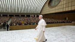 ርዕሰ ሊቃነ ጳጳሳት ሊዮ 14ኛ በቫቲካን በሚገኘው በጳውሎስ 6ኛ የስብሰባ አዳራሽ 