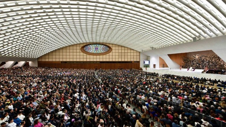 L'Aula Paolo VI gremita di fedeli