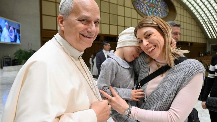 A Szentatya egy &eacute;desany&aacute;val &eacute;s gyermek&eacute;vel