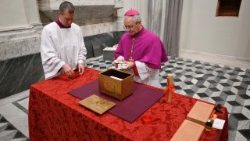 ജോൺ ലാറ്ററൻ ബസലിക്കയുടെ വിശുദ്ധവാതിലിന് പിന്നിൽ നിർമ്മിക്കുന്ന ഭിത്തിക്കുള്ളിൽ സൂക്ഷിക്കുന്ന ചെമ്പ് പേടകം തയ്യാറാക്കുന്നു