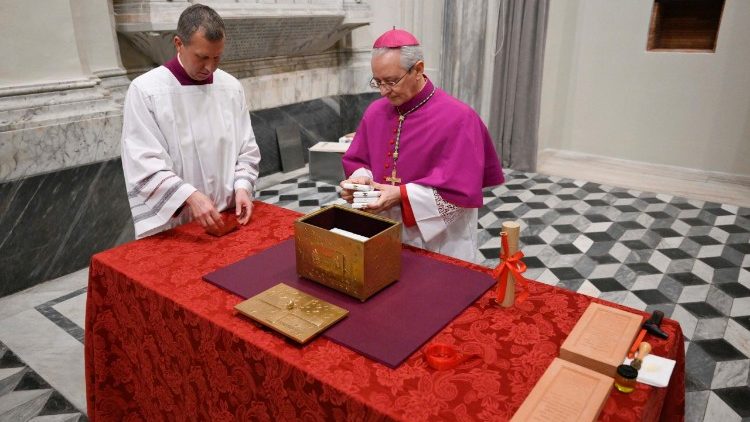 ജോൺ ലാറ്ററൻ ബസലിക്കയുടെ വിശുദ്ധവാതിലിന് പിന്നിൽ നിർമ്മിക്കുന്ന ഭിത്തിക്കുള്ളിൽ സൂക്ഷിക്കുന്ന ചെമ്പ് പേടകം തയ്യാറാക്കുന്നു