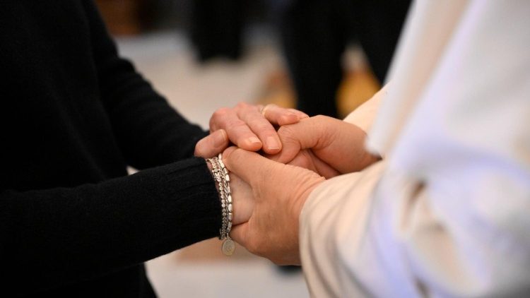 El Papa recibe a los familiares de los jóvenes italianos fallecidos y heridos en Crans-Montana.