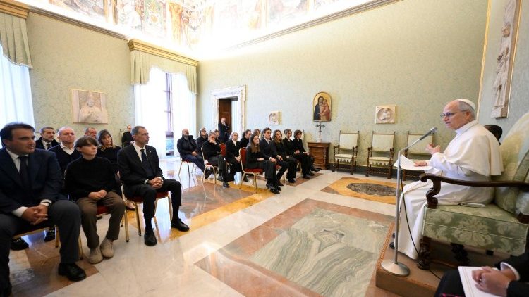 ക്രാൻസ്-മൊന്താന അഗ്നിബാധയിൽ ഇരകളായവരുടെ പ്രിയപ്പെട്ടവർക്ക് ലിയോ പതിനാലാമൻ പാപ്പാ കൂടിക്കാഴ്ച അനുവദിച്ചപ്പോൾ